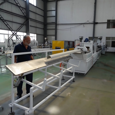 Купить Shenzhen HYPET PVC/Plastic Square/Half Round Rain Gutter Production Line Half Round Rain Water Gutter Machine Manufacturer online manufacture